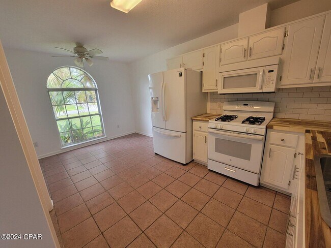 Building Photo - 1609 Vecuna Cir