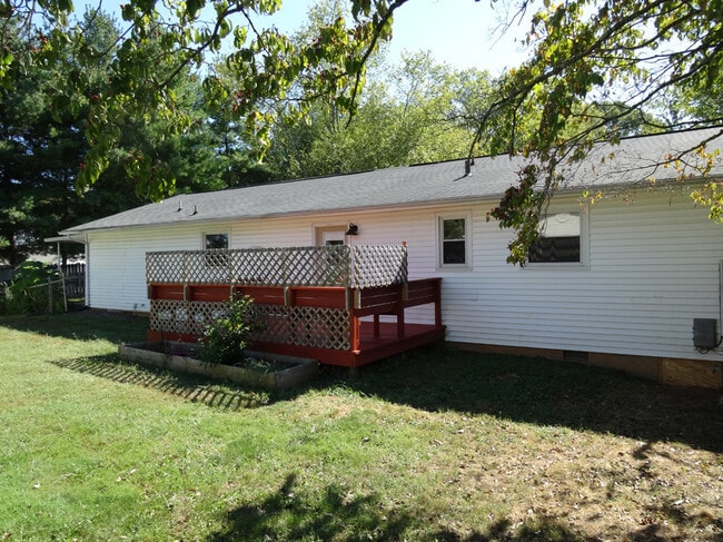 Building Photo - Knoxville 37921 - 3 bedroom 1.5 bath home - call Adam Sharp 865-254-0980