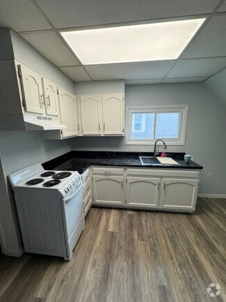Building Photo - 546 Quincy Ave