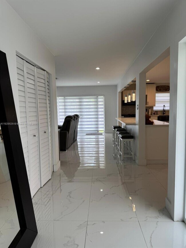 Building Photo - 9720 Bel Aire Dr
