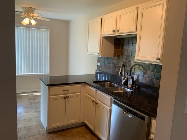 Building Photo - 1675 Mansfield Ct