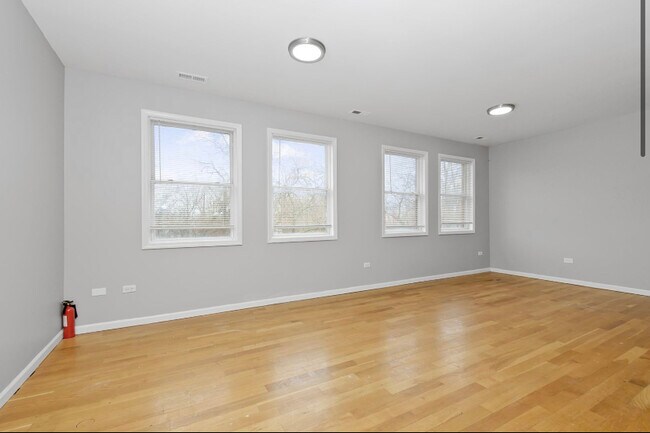 Foto del edificio - 1431 W 108th St