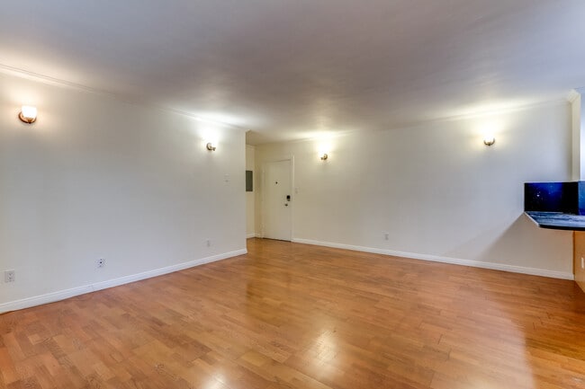 Building Photo - 960 Larrabee St