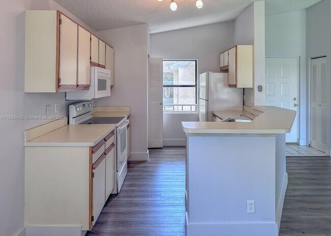 Building Photo - 9999 Summerbreeze Dr