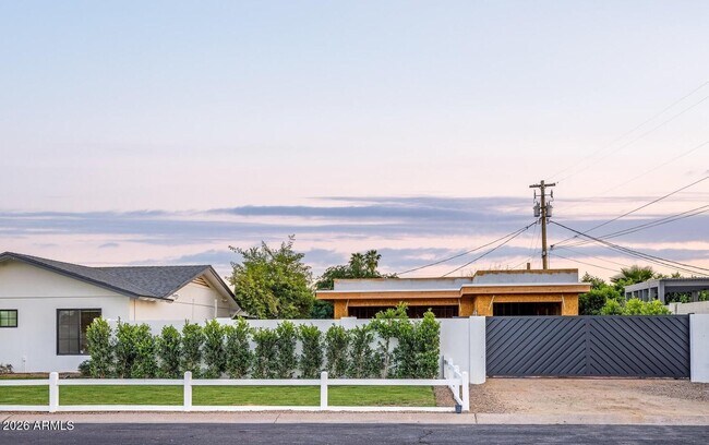 Foto del edificio - 6929 E Mariposa Dr