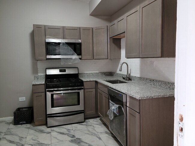 Foto del edificio - 3841 W Augusta Blvd