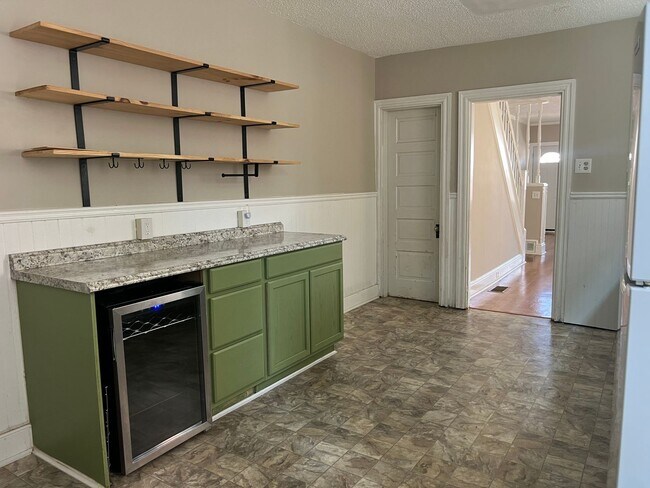 Foto del edificio - Suburban School District - 4 Bedroom Remod...