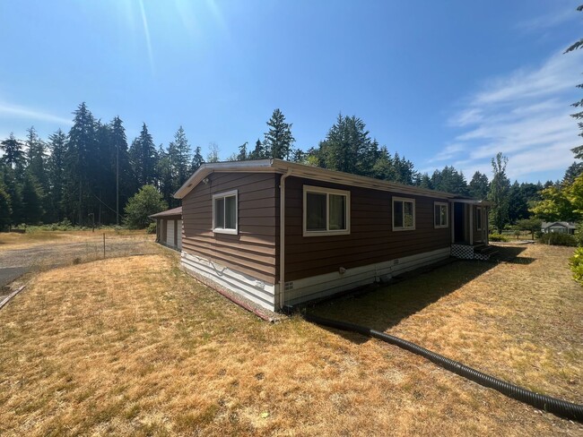 Building Photo - Three Bedroom Rental Home on Acreage! Pets Okay! Available Now!