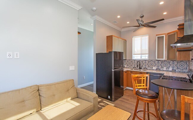 Building Photo - Beautiful Fully Upgraded 1 bedroom in the ...