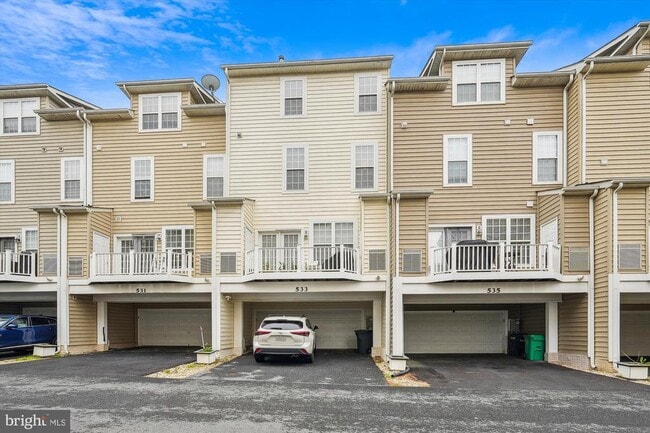 Building Photo - 533 Girard St