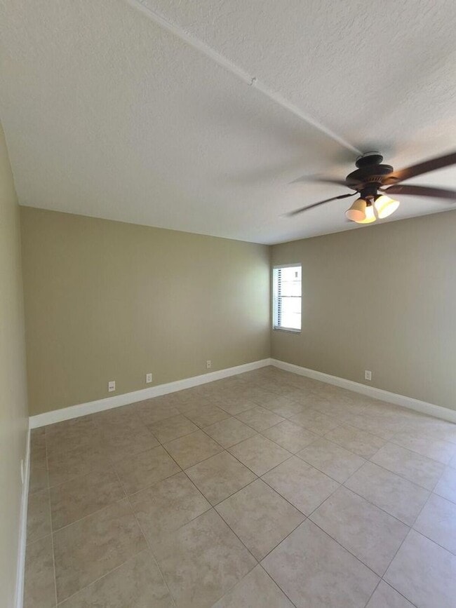 Building Photo - 3201 Bayview Dr