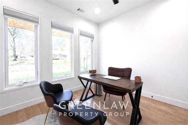 Building Photo - 2785 Memorial Dr SE