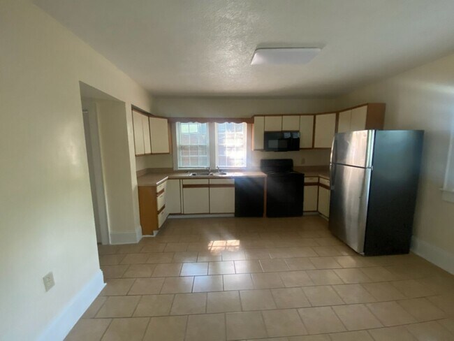 Foto del edificio - 6 Bedroom 2 Bathroom Single Family Home