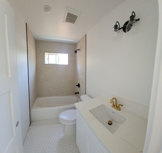 Building Photo - VERY CLOSE TO CAMPUS!! PRIME LOCATION!!! B...
