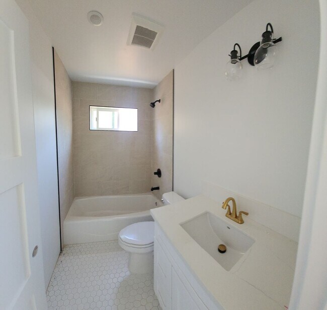 Foto del edificio - VERY CLOSE TO CAMPUS!! PRIME LOCATION!!! B...