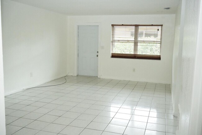 Foto del edificio - 1561 NE 109th St