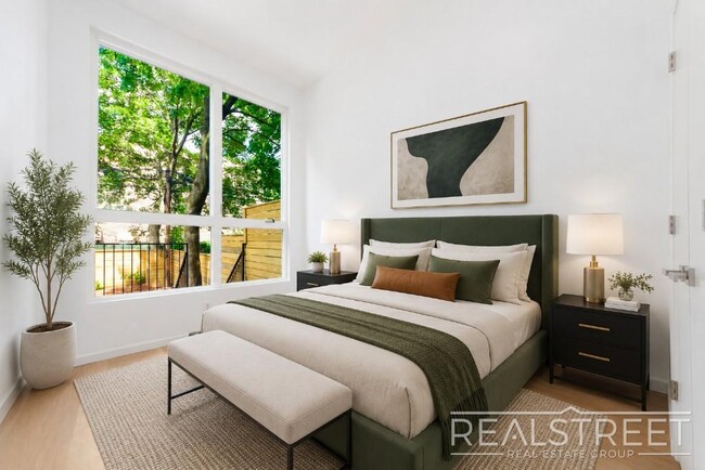 Building Photo - Three Bedroom Duplex w. Backyard.