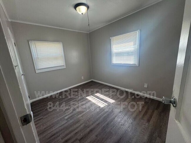 Building Photo - 1513 SE Riverside Dr