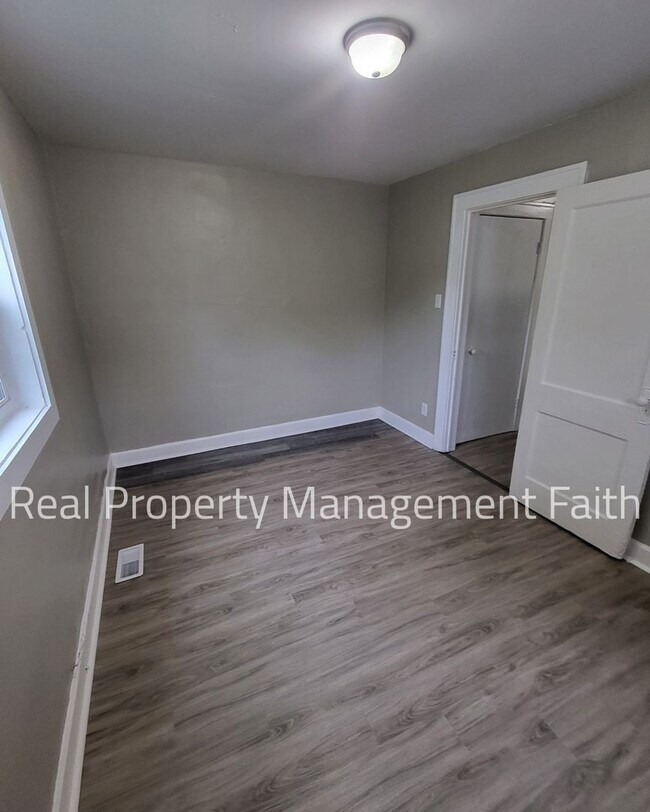 Foto del edificio - 1062-1064 W 35th St