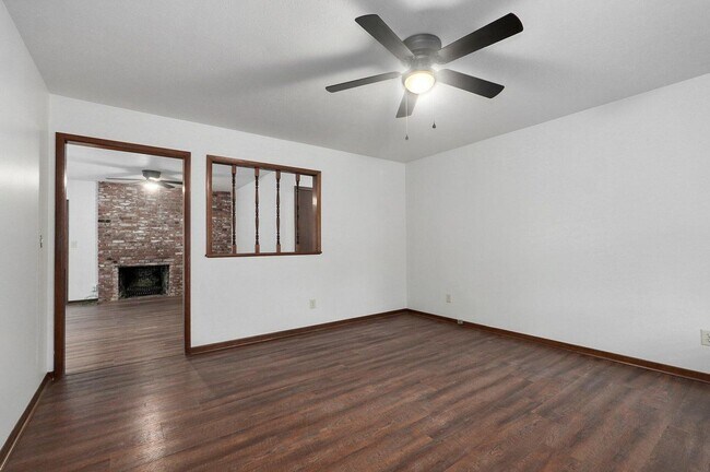 Foto del edificio - 3 Bedroom | 2 Bathroom | 2 Car Garage | Springfield MO | Fenced Back Yard!