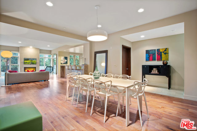 Primary Photo - 447 N Doheny Dr