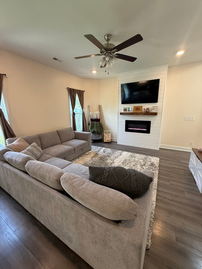 Living room - 246 King Rd