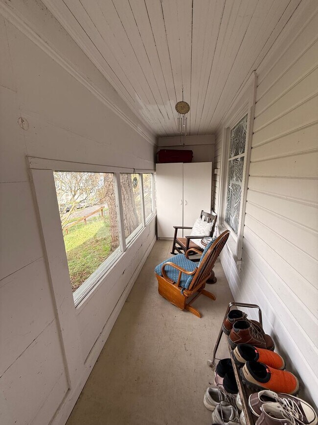 Building Photo - PRELEASING: 4 bdrm/1bath Sunny York Neighborhood home!