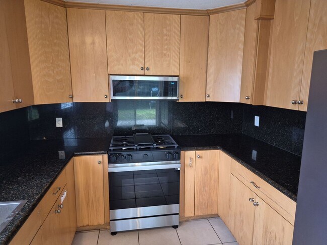 Foto del edificio - Cul-De-Sac Gem with Rare Oversized Yard