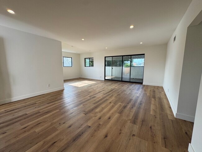 Building Photo - 1347 N Stanley Ave