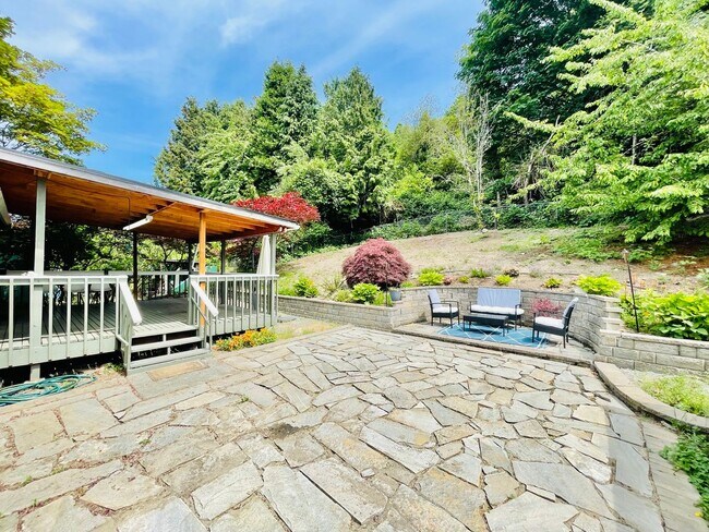 Building Photo - Beautifully Renovated 5 Bedroom House with Large Yard!