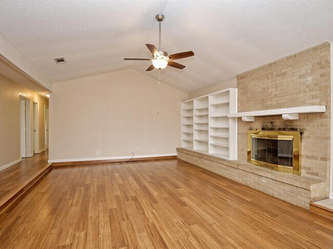 Building Photo - "Charming 3-Bedroom Retreat with 2 Baths i...