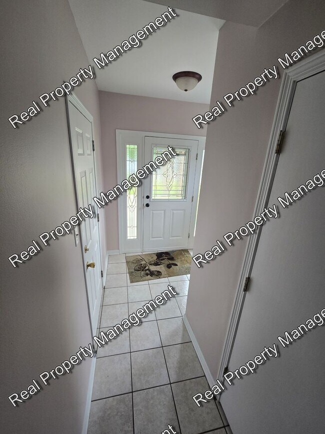 Foto del edificio - Three Bedroom Townhome