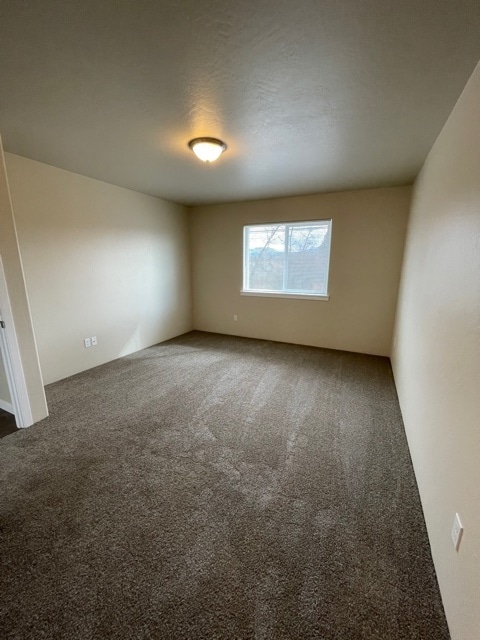 Building Photo - 1000 SW Oliver Pl