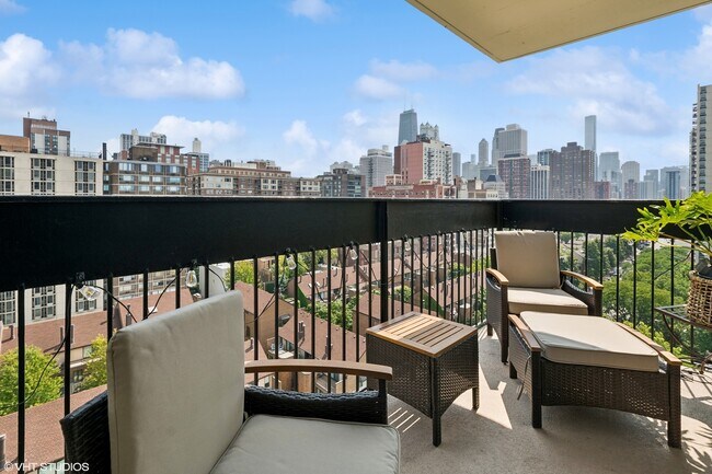 Foto del edificio - 1355 N Sandburg Terrace