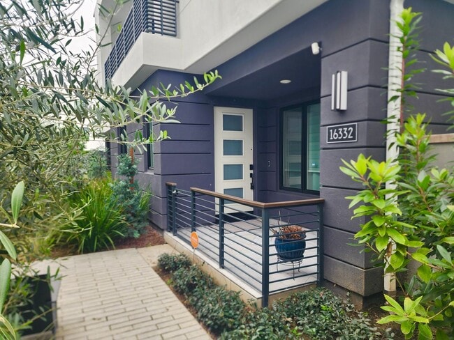 Building Photo - FOR LEASE - Available now!