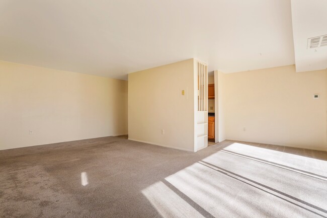 Building Photo - 620 6th Ave