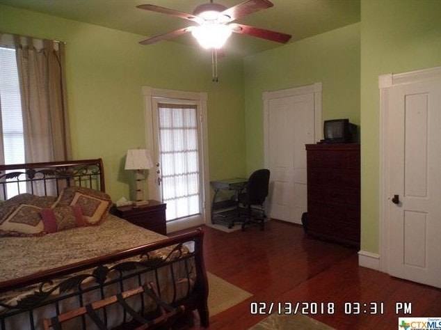Bedroom - 101 N De Leon St