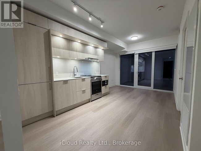 Building Photo - 448 Burnhamthorpe Rd W