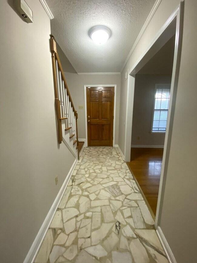 Foto del edificio - 5 bed, 2 bath home in East Memphis near Qu...