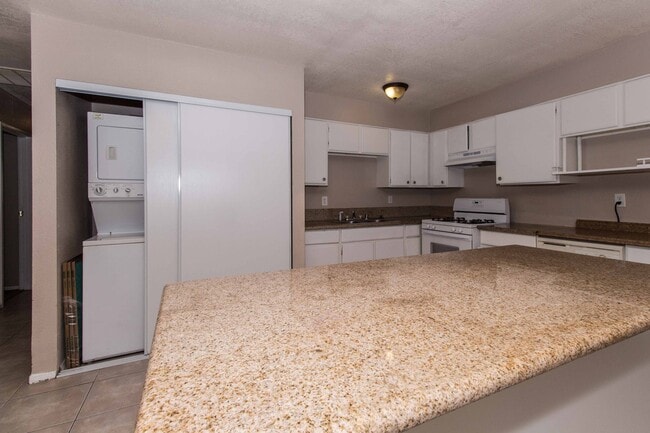 Building Photo - NICE 4 BEDROOM AND 2 BATH HOME COME SEE TO...