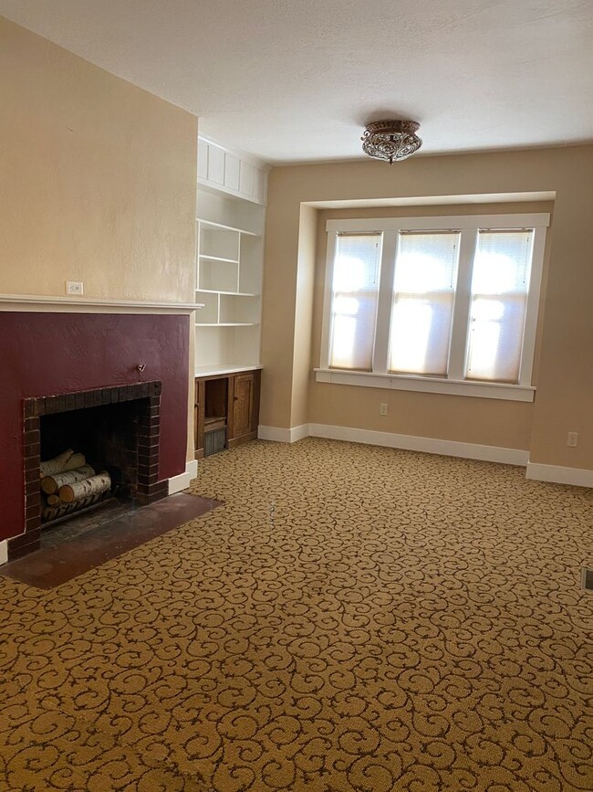 Building Photo - Beautiful 2bdr Bungalow Near Downtown