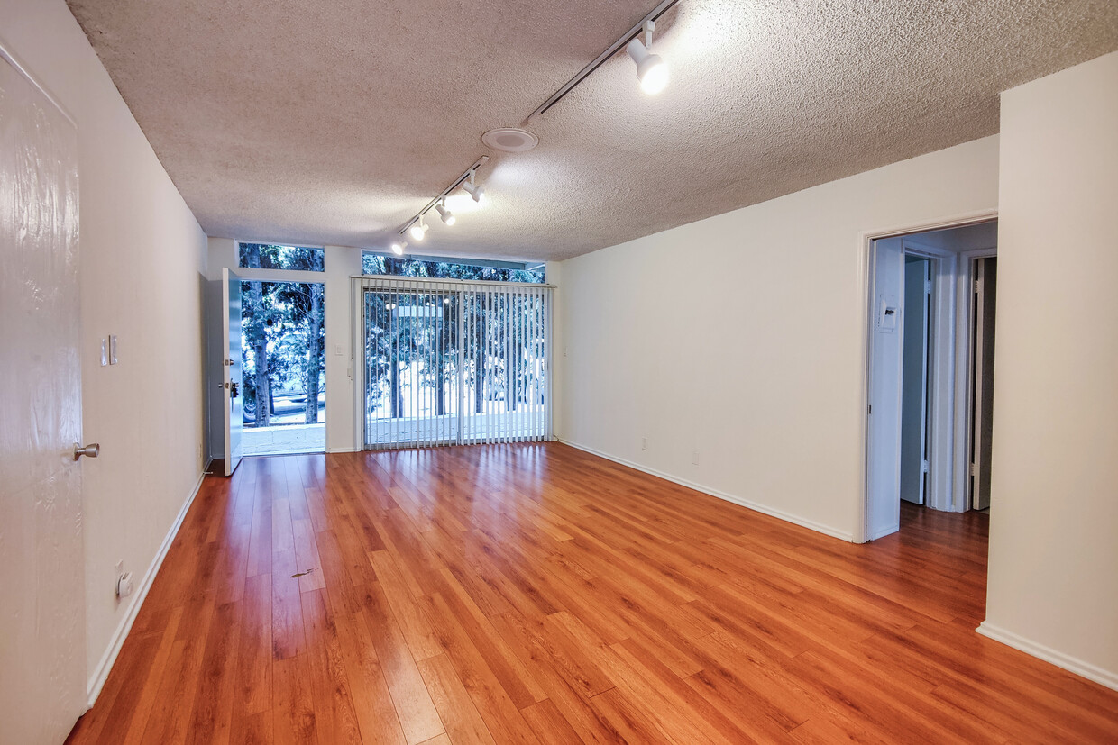 Primary Photo - 949 N San Vicente Blvd