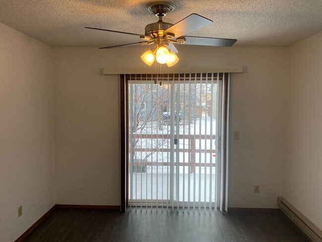 Building Photo - 4 bed, 2 bath Townhome on corner lot locat...