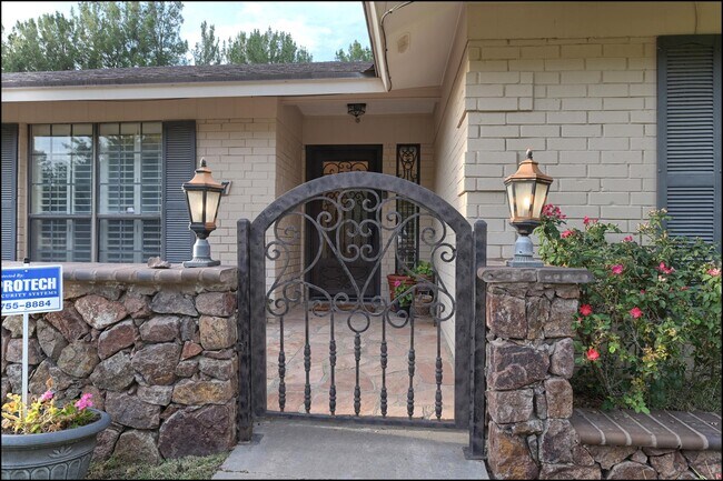 Foto del edificio - 717 La Mancha Ct