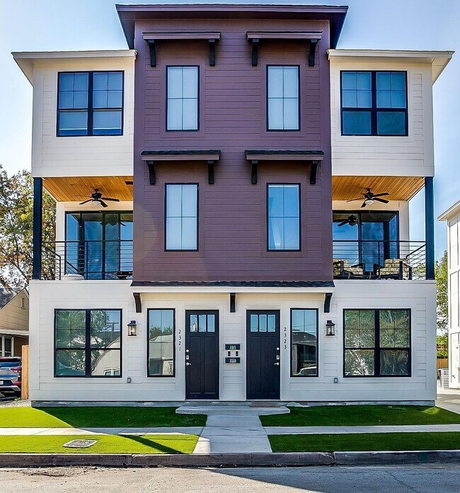 Building Photo - 2323 Benbrook Blvd
