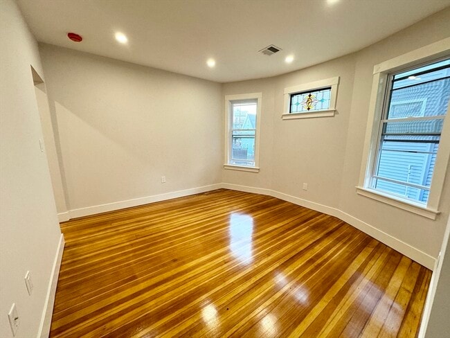 Building Photo - 147 E Cottage St