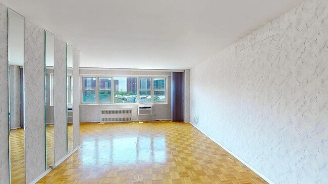 Building Photo - 2942 W 5th St