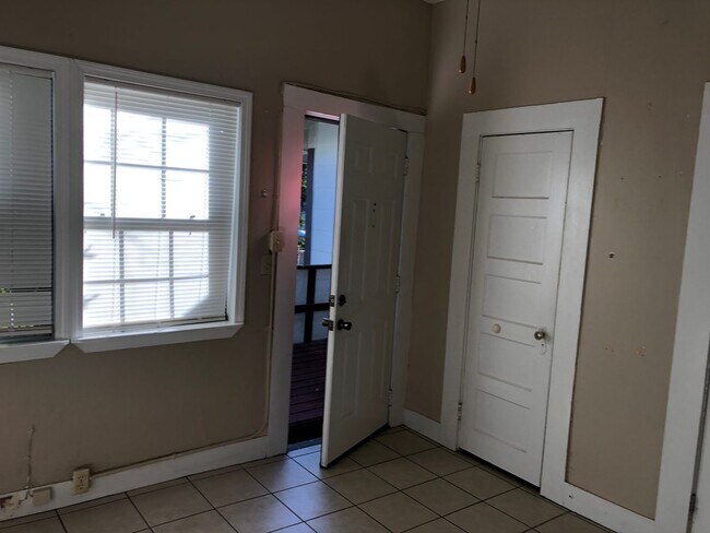 Foto del edificio - 1 Bedroom Apartment Close to SHSU