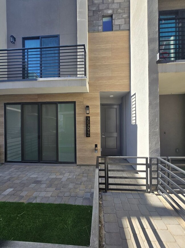 Building Photo - City Life with the Sounds of Nature! Beaut...