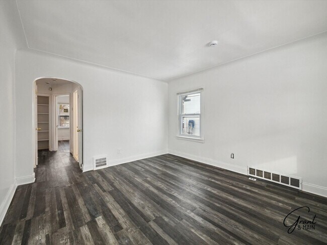 Foto del edificio - $1250 3 bedroom bungalow